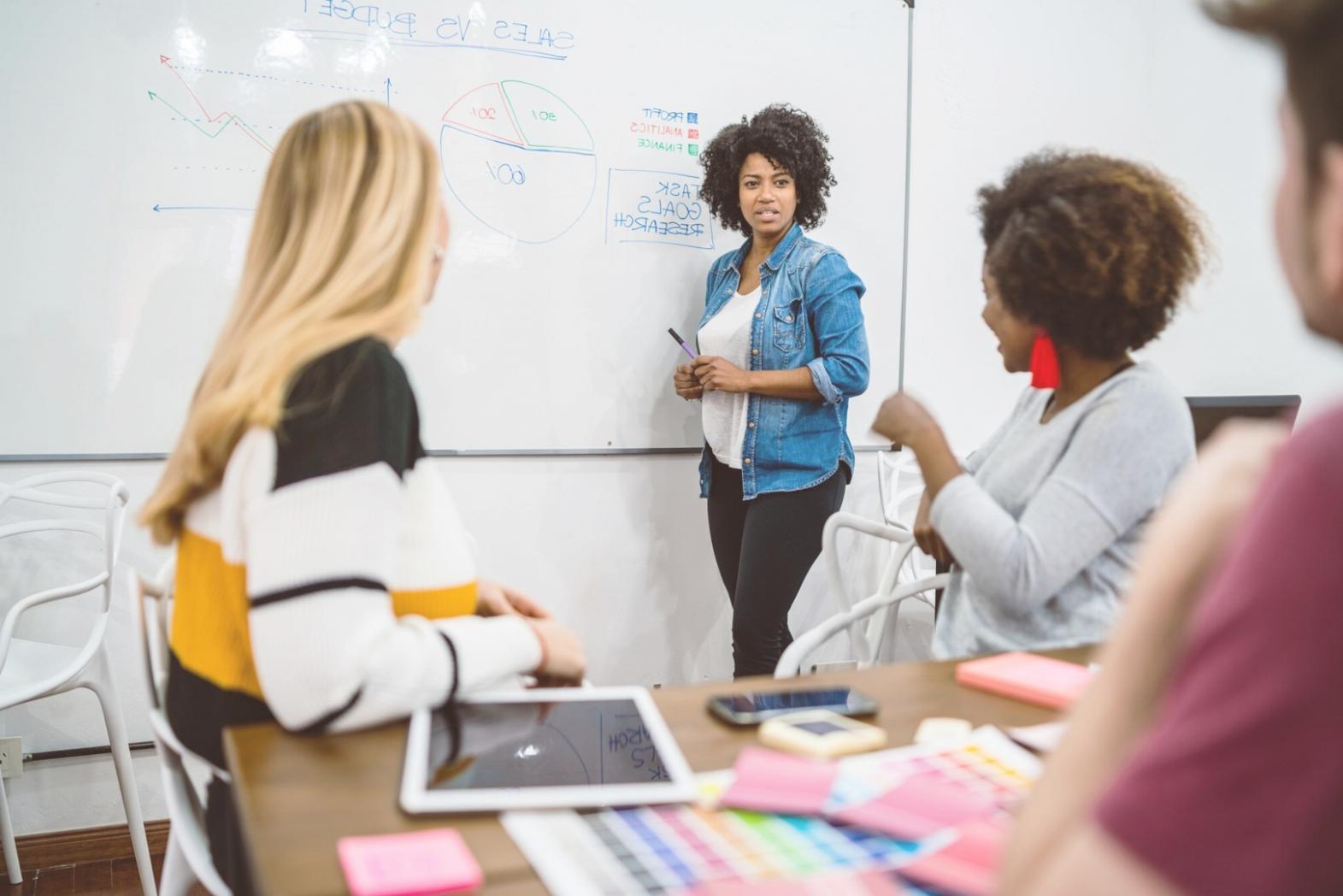 Espace de travail organisé avec documents budgétaires et outils de planification financière