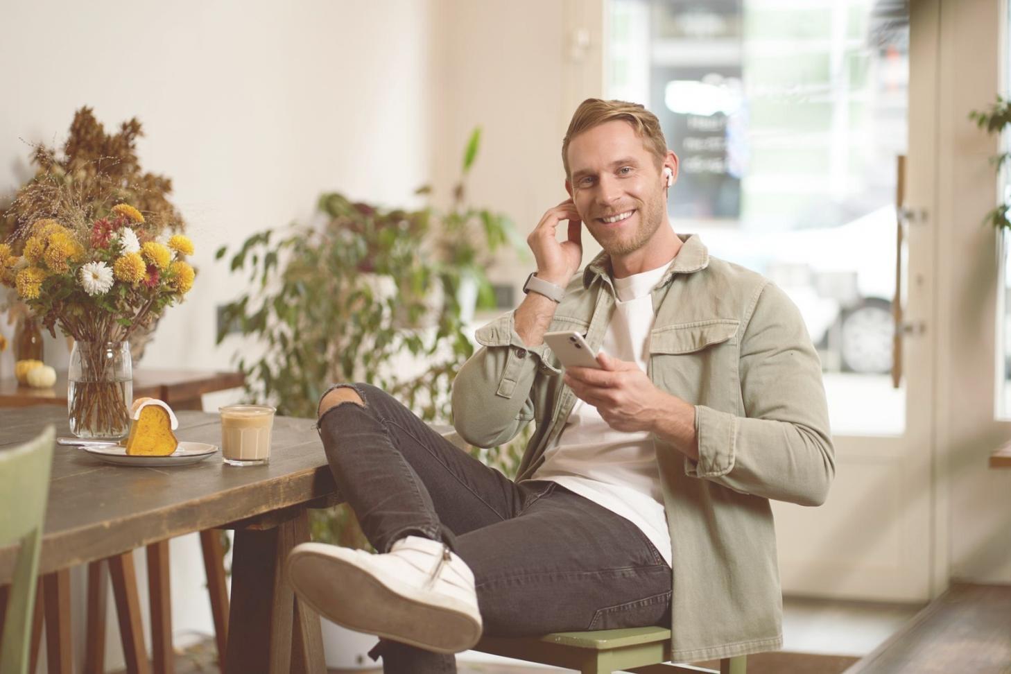 Espace de travail collaboratif avec documents financiers et tableaux créatifs