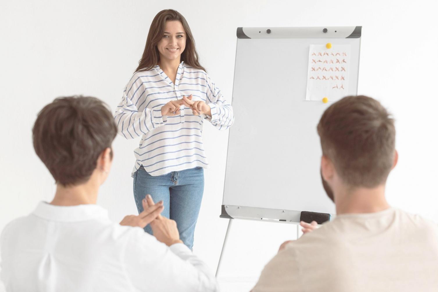 Méthode visuelle de planification budgétaire avec post-its et schémas colorés